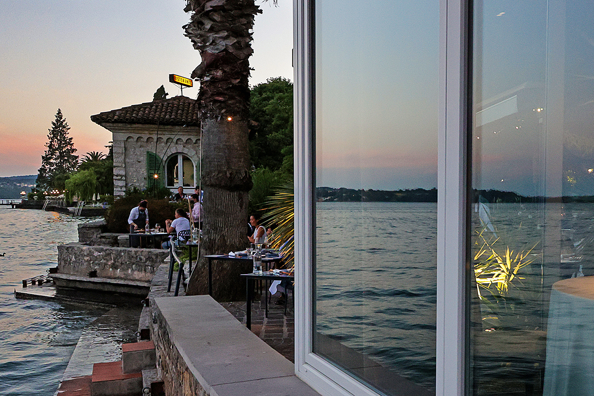 Affaccio privilegiato sul lago. Foto Settimio Benedusi Lido 84, quando il lago di Garda entra in cucina